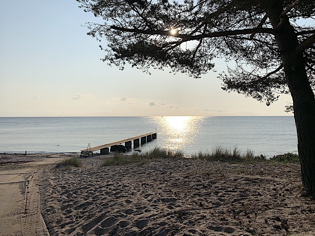 badebroen i Melsted en tidlig sommermorgen